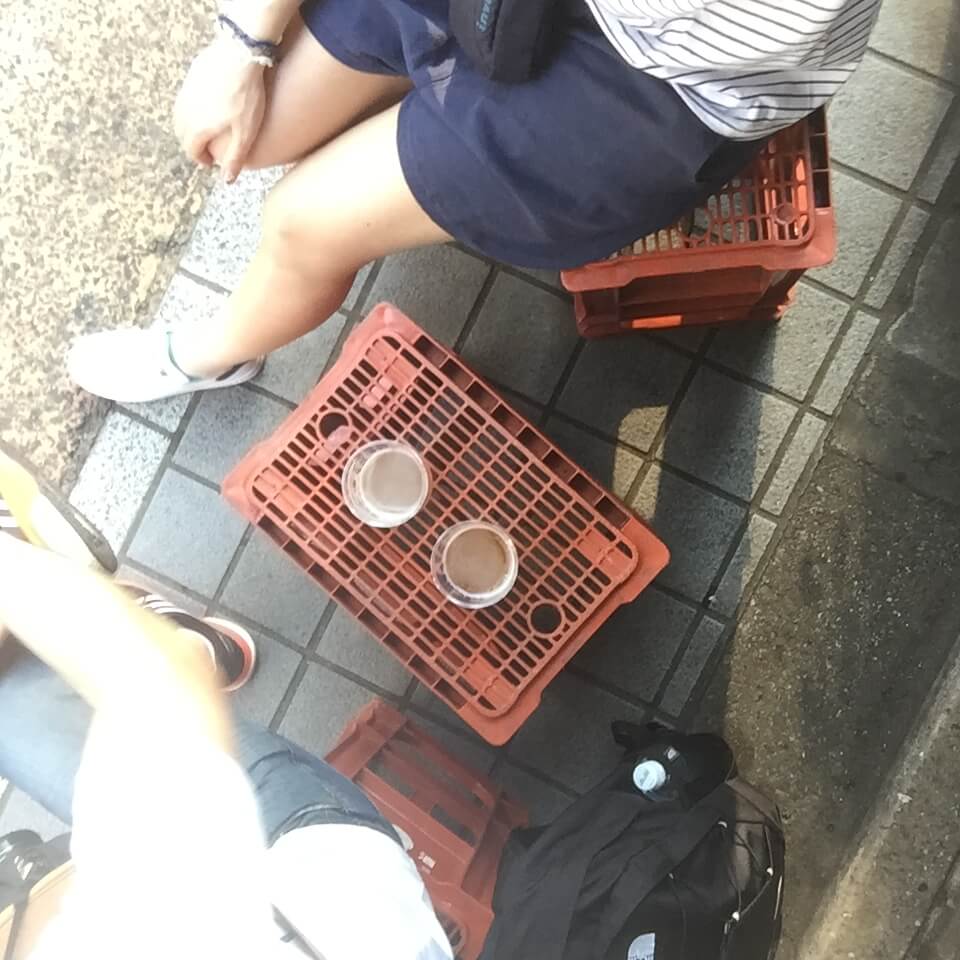 Bevendo una birra a Yanaka Ginza