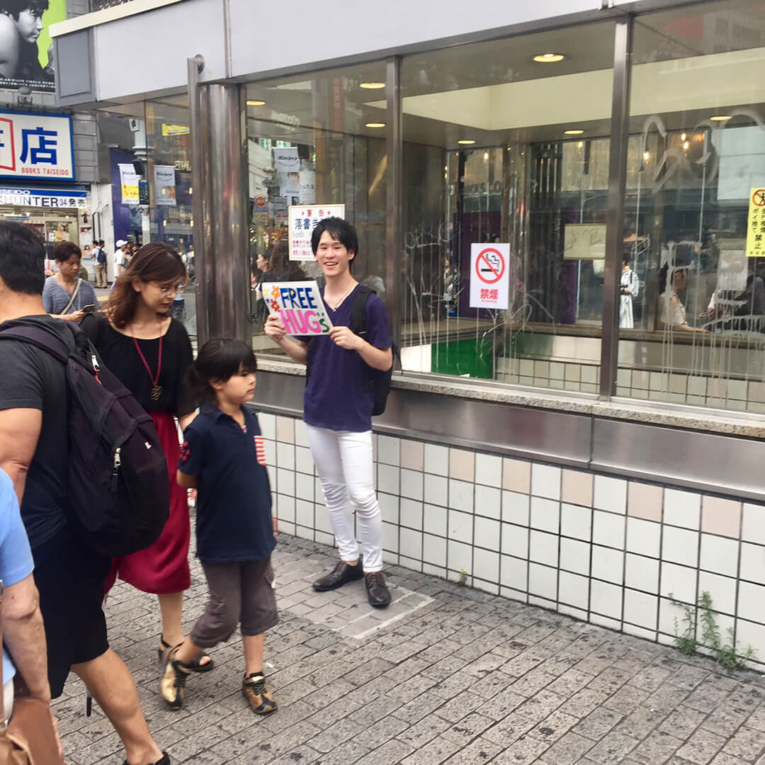 Free hugs all'attravrsamento di Shibuya