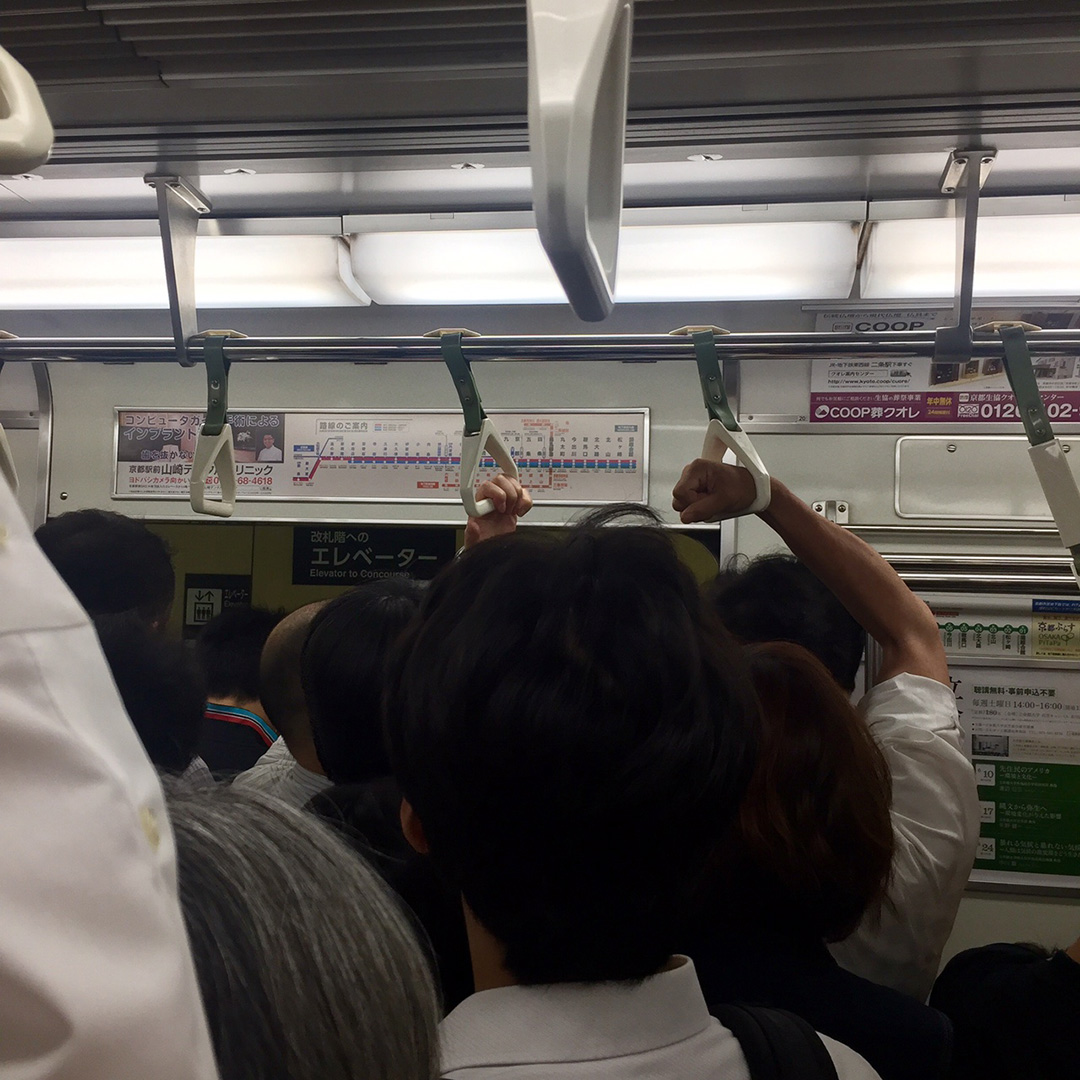 Metro di Kyoto nell'ora di punta