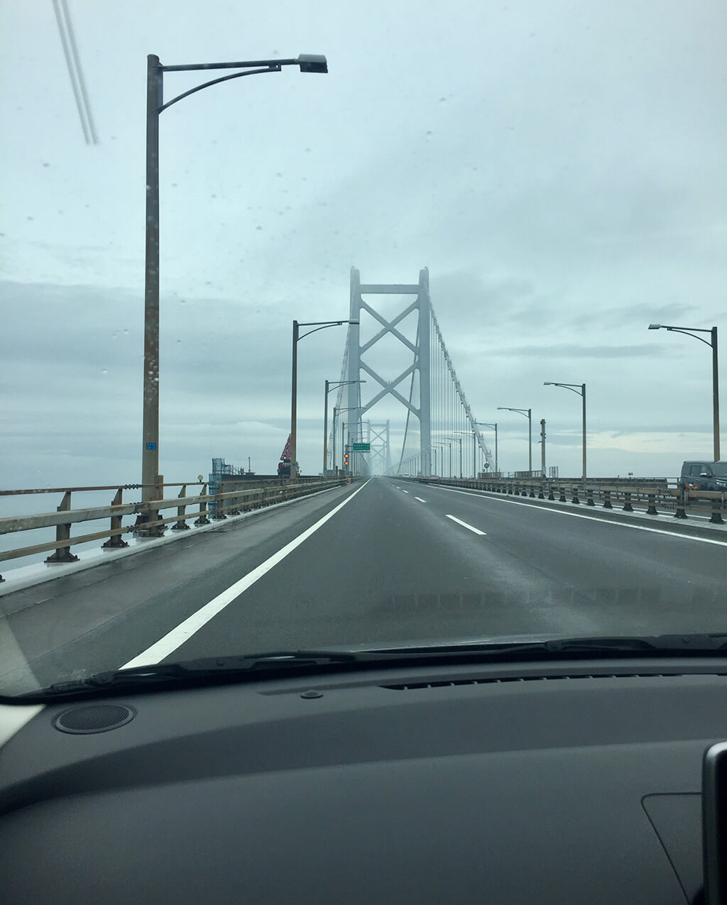 In macchina attraversando il ponte di Seto Ohashi
